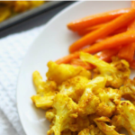 Rezept: Hähnchenbrust, gold-gelber Blumenkohl & Karotten-Pommes