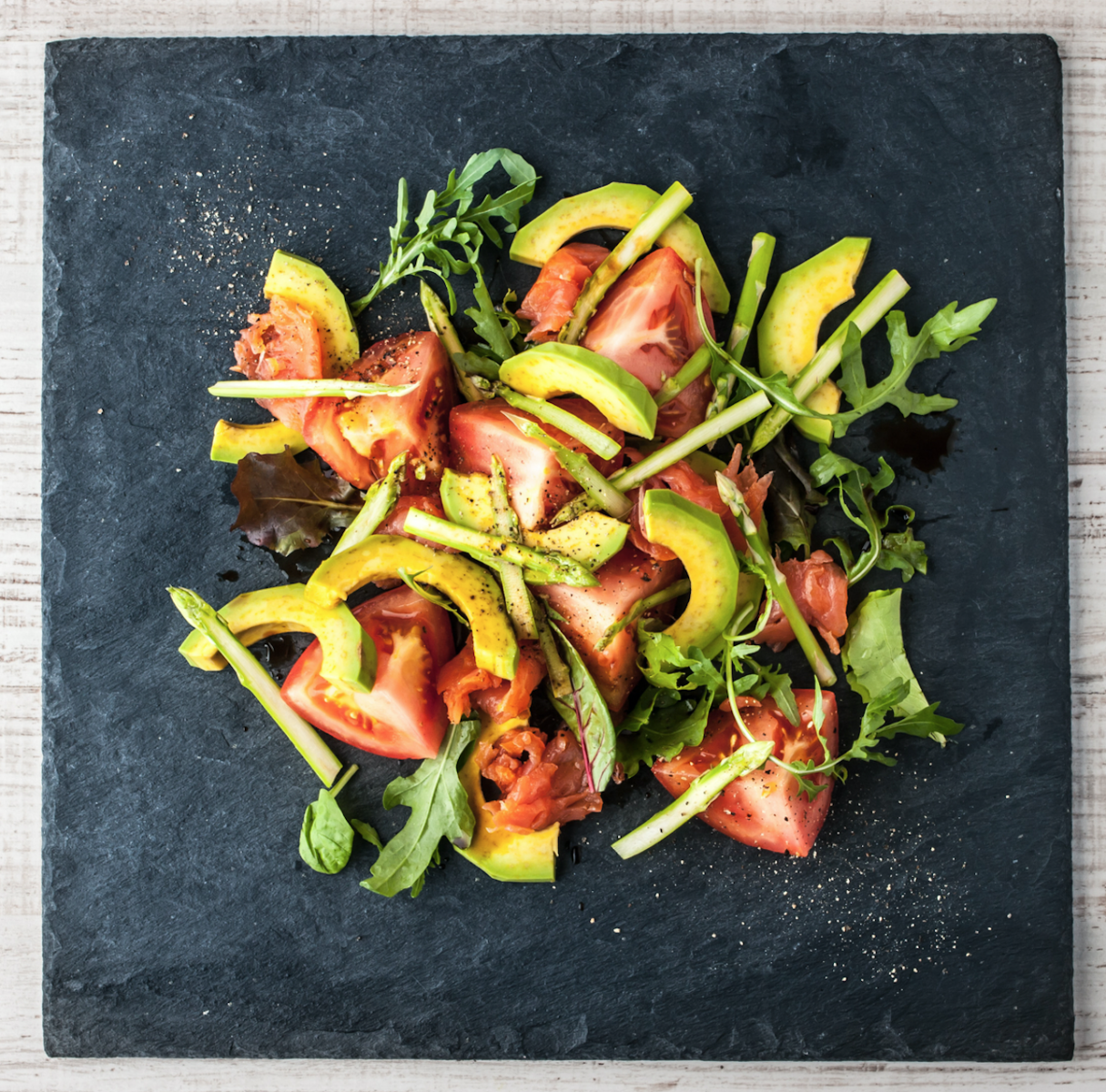 Spargelsalat mit Avocado und Zitronen-Cashew-Dressing