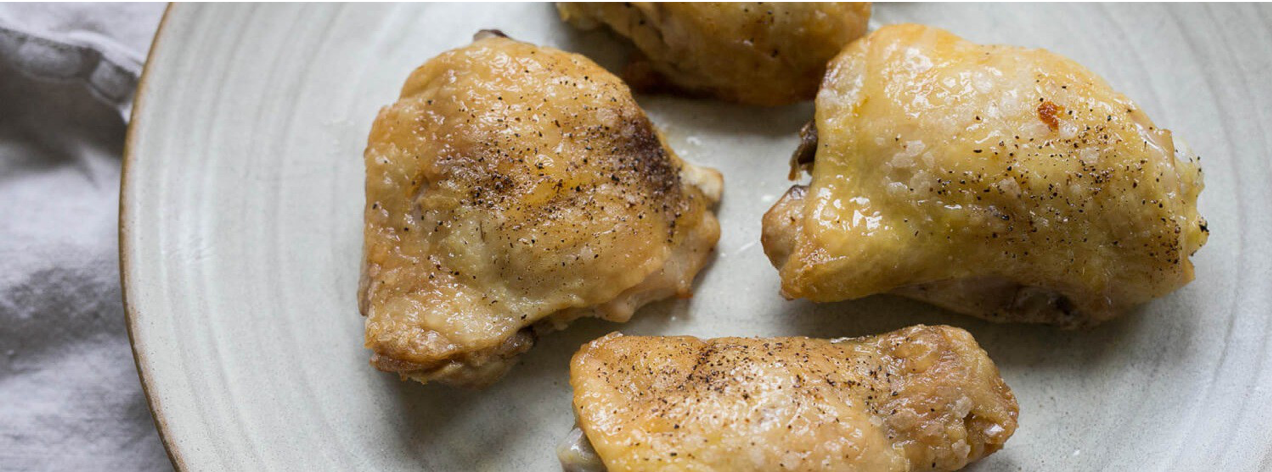 Gebratene Hühnerschenkel mit Knoblauch